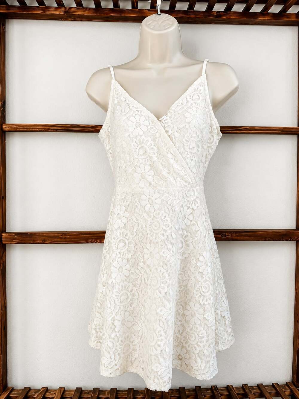 Love Fire Women's White Floral Lace V-Neck Sleeveless A-Line Mini Dress Size XS